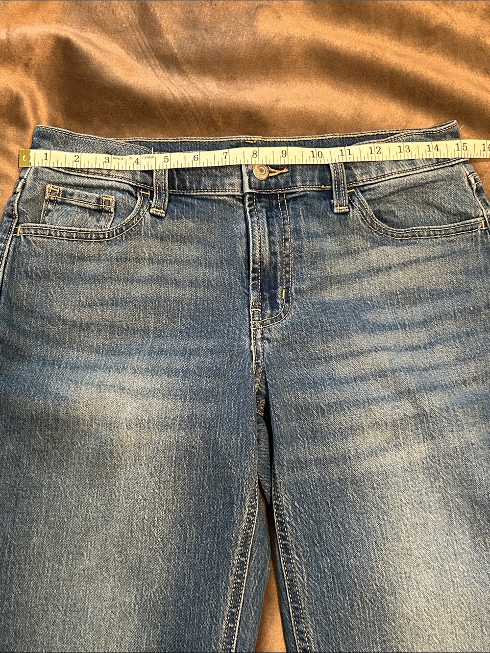 Old Navy Woman’s Mid-Rise Wow Boyfriend Straight Jeans - Medium Wash - Picture 9 of 12